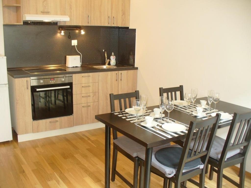 Garden Apartment With Garage In Central براغ المظهر الخارجي الصورة