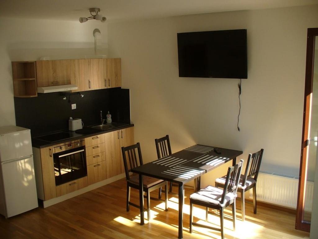 Garden Apartment With Garage In Central براغ المظهر الخارجي الصورة